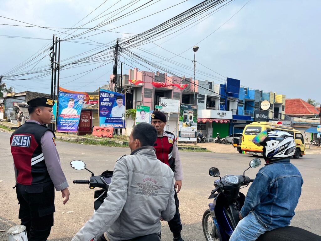 Sat Samapta Polres Pandeglang Edukasi Tukang Ojek tentang Keselamatan Berlalu Lintas 2 WhatsApp Image 2024 08 07 at 16.06.36