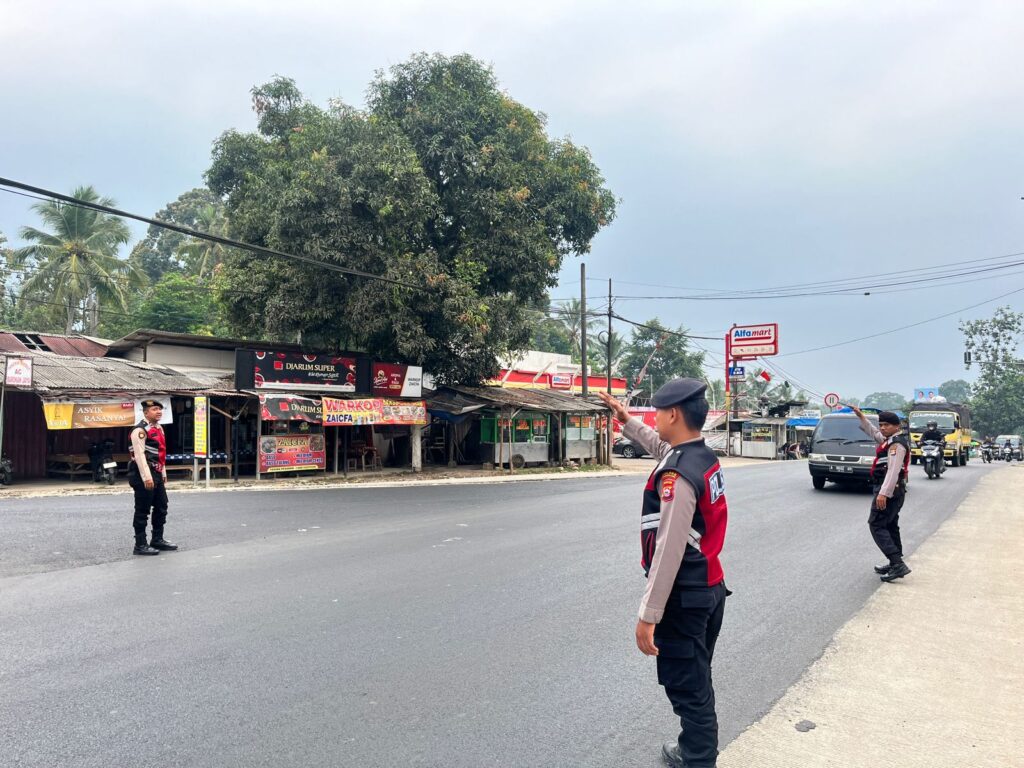 Sat Samapta Polres Pandeglang Berikan Pelayanan Prima dengan Pengaturan Arus Lalu Lintas di Pertigaan Cipacung 9 WhatsApp Image 2024 08 07 at 16.06.37 1