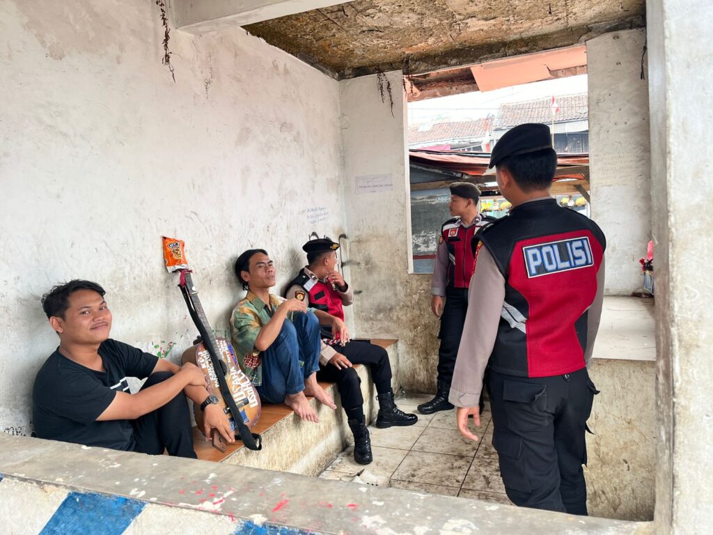 Sat Samapta Polres Pandeglang Sambangi Pedagang Asongan di Pemberhentian Bus 10 WhatsApp Image 2024 08 07 at 16.06.37