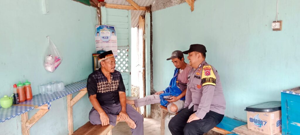 Bhabinkamtibmas Polsek Picung Tidak Henti-Henti Sambang Desa Binaan Untuk Menjaga Kamtibmas 1 WhatsApp Image 2024 08 07 at 19.40.35