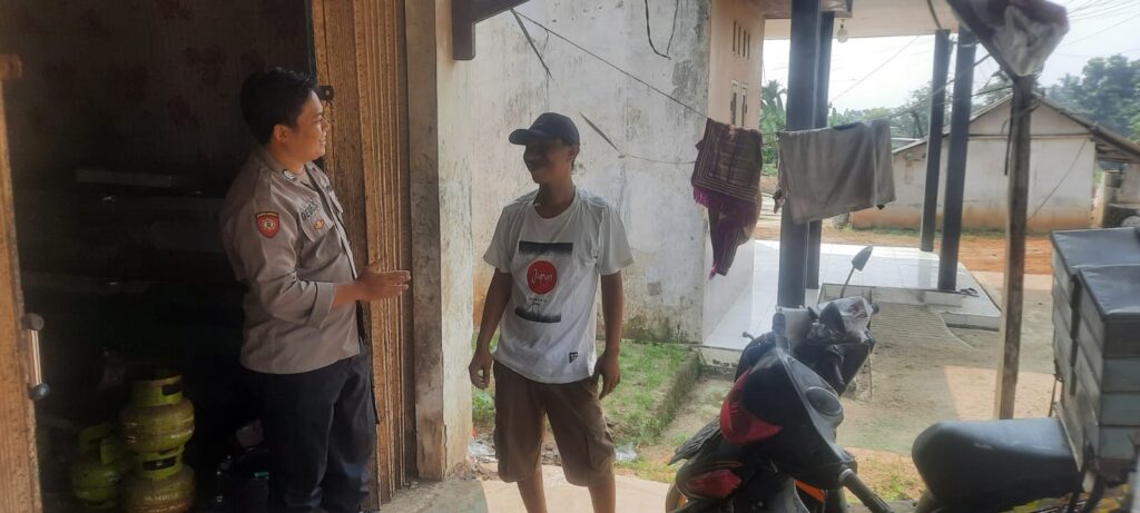 Bhabinkamtibmas Polsek Picung Sambangi Warga Desa Ciherang, Tingkatkan Kamtibmas dan Jalin Silaturahmi 4 WhatsApp Image 2024 08 07 at 19.41.40