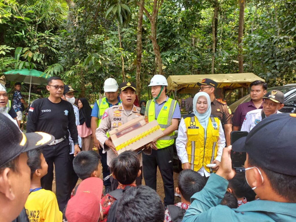 Bupati Pandeglang Kunjungi Relokasi SDN 2 Pasir Sedang Picung 5 WhatsApp Image 2024 08 07 at 19.42.15