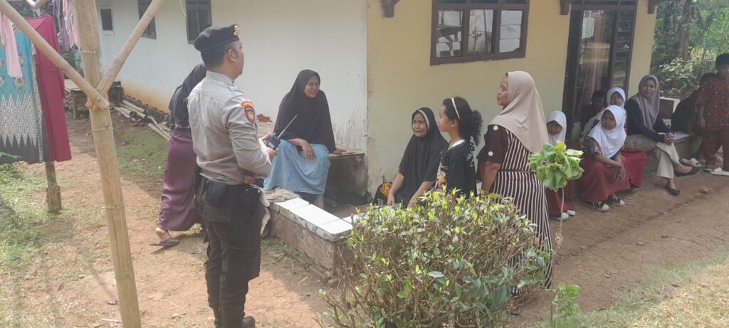 Kanit Samapta Polsek Picung Patroli Dialogis Sambangi Warga Masyarakat Demi Menjaga Kamtibmas 6 WhatsApp Image 2024 08 07 at 19.42.41