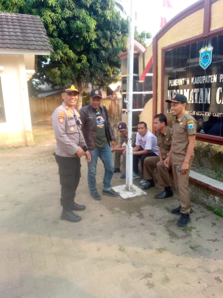 Kapolsek Carita IPTU Turip, S.A.P Sambangi Kantor Kecamatan Carita, Berbincang dengan Pol PP Kecamatan Carita 8 WhatsApp Image 2024 08 08 at 21.35.08