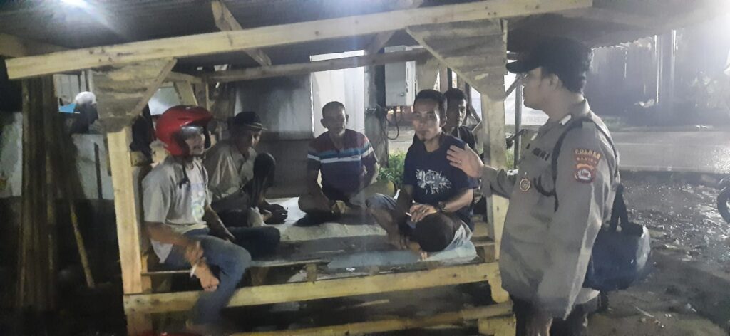 Polsek Picung Tingkatkan Patroli Malam, Cegah Tindak Pidana 5 WhatsApp Image 2024 08 08 at 21.57.04