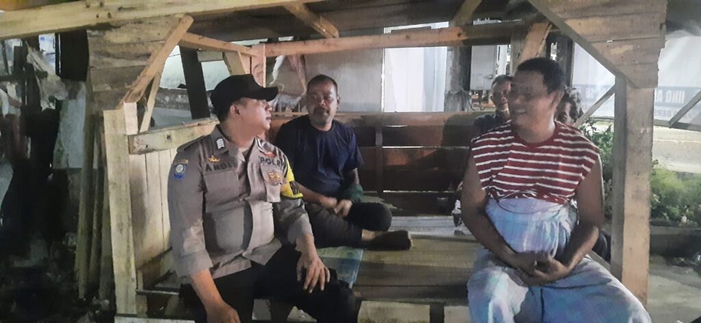 Bhabinkamtibmas Polsek Picung Perkuat Kamtibmas melalui Silaturahmi 4 WhatsApp Image 2024 08 08 at 21.57.47