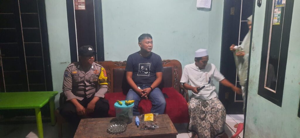 Bhabinkamtibmas Polsek Picung Jalin Silaturahmi dengan Warga Desa Binaan 7 WhatsApp Image 2024 08 08 at 21.58.27