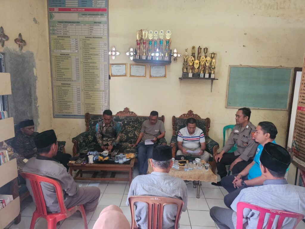 Warga Masyarakat Picung Melakukan Musawarah Keduabelah Pihak Dikantor Desa Untuk Menciptakan Kamtibmas Yang Kondusif 9 WhatsApp Image 2024 08 08 at 21.59.14