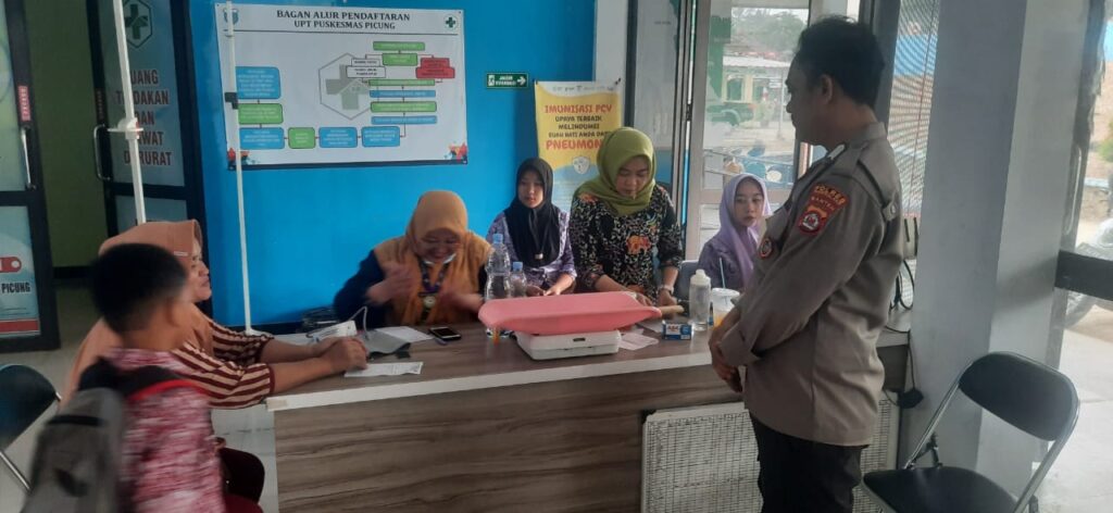 Polsek Picung Tingkatkan Keamanan di Puskesmas Picung, Jamin Pelayanan Kesehatan yang Aman dan Nyaman 8 WhatsApp Image 2024 08 08 at 22.00.08