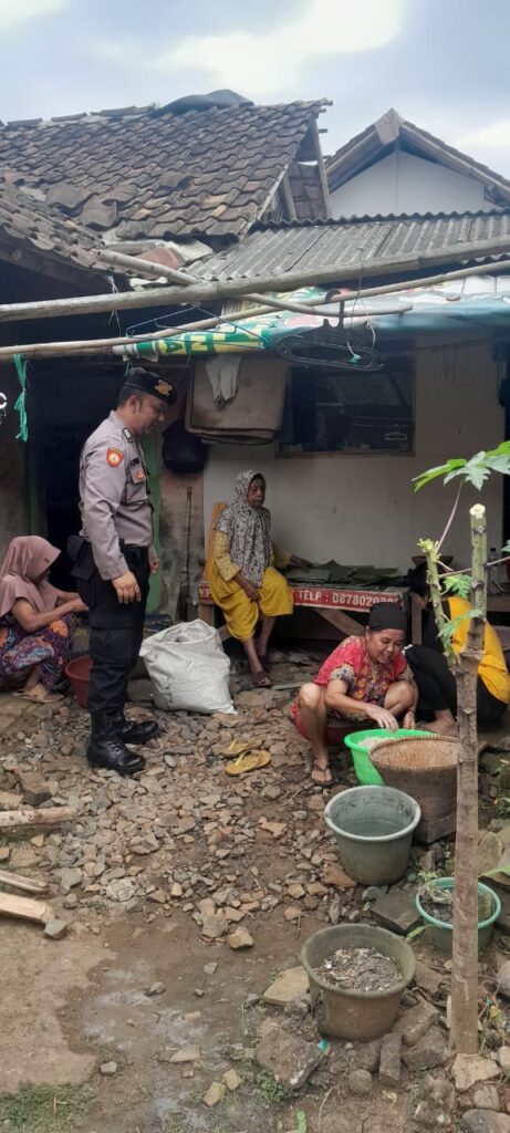 Laksanakan Patroli Dialogis, Kanit Samapta Polsek Picung Sambangi warga 3 WhatsApp Image 2024 08 08 at 22.00.46