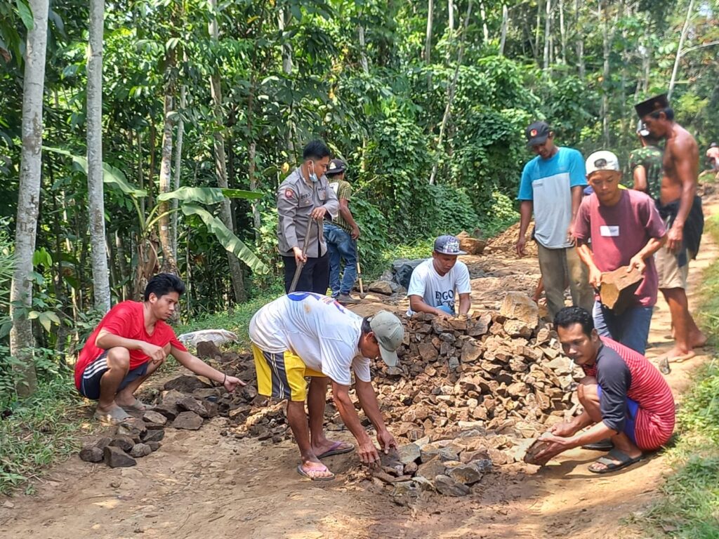 Polsek Picung Berikan Bantuan Material untuk Pengerasan Jalan di Kampung Karoya 6 WhatsApp Image 2024 08 08 at 22.06.26