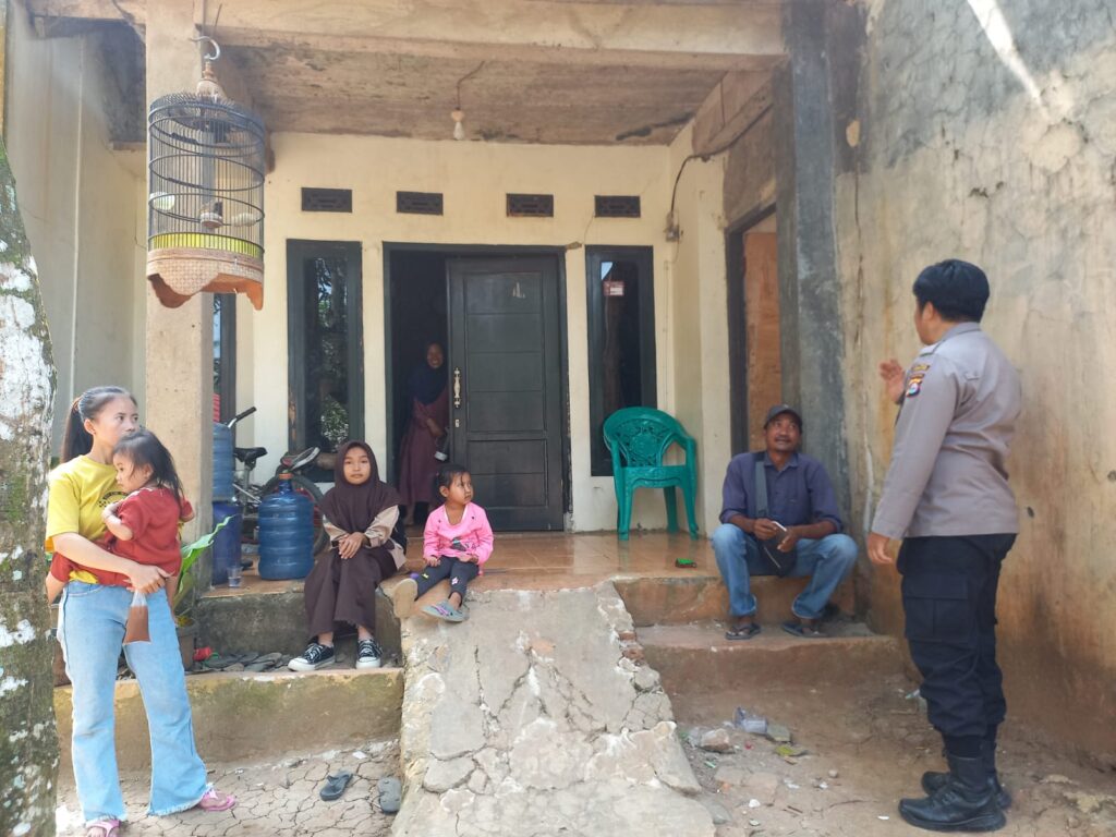 Bhabinkamtibmas Polsek Picung Sambang Warga, Tekankan Pentingnya Sinergitas 3 WhatsApp Image 2024 08 08 at 22.07.05