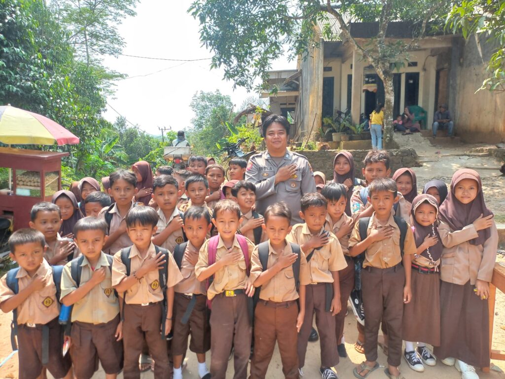 Bhabinkamtibmas Polsek Picung Dekat dengan Generasi Pelajar 10 WhatsApp Image 2024 08 08 at 22.07.24