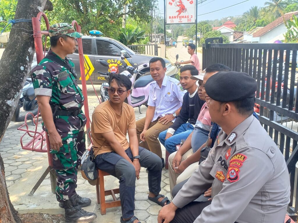 Sinergitas Polsek Picung Jaga Kamtibmas, Patroli Dialogis Sentuh Langsung Warga 5 WhatsApp Image 2024 08 08 at 22.09.32