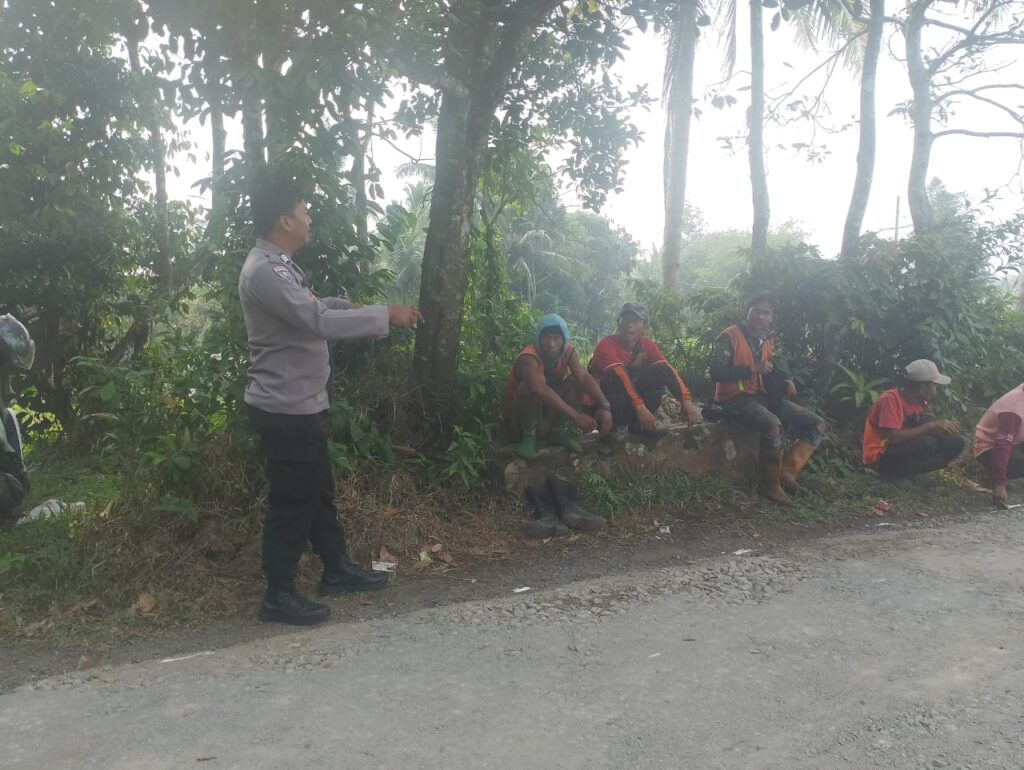 Bhabinkamtibmas Polsek Cimanuk Sambangi Warga Desa Binaannya 6 WhatsApp Image 2024 08 08 at 23.22.41
