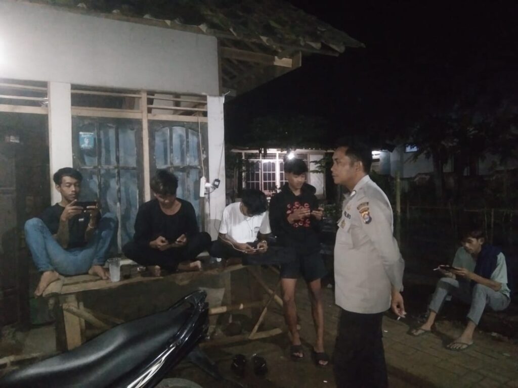 Polsek Cikedal Sambangi Remaja Nongkrong, Antisipasi Kenakalan Remaja 7 WhatsApp Image 2024 08 09 at 00.14.11
