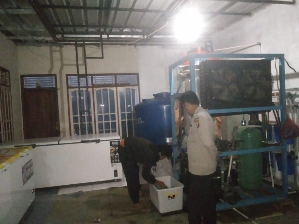 Ciptakan Kamtibmas Yang Aman Kondusif Polsek Cikedal Patroli Malam 8 WhatsApp Image 2024 08 09 at 00.14.22