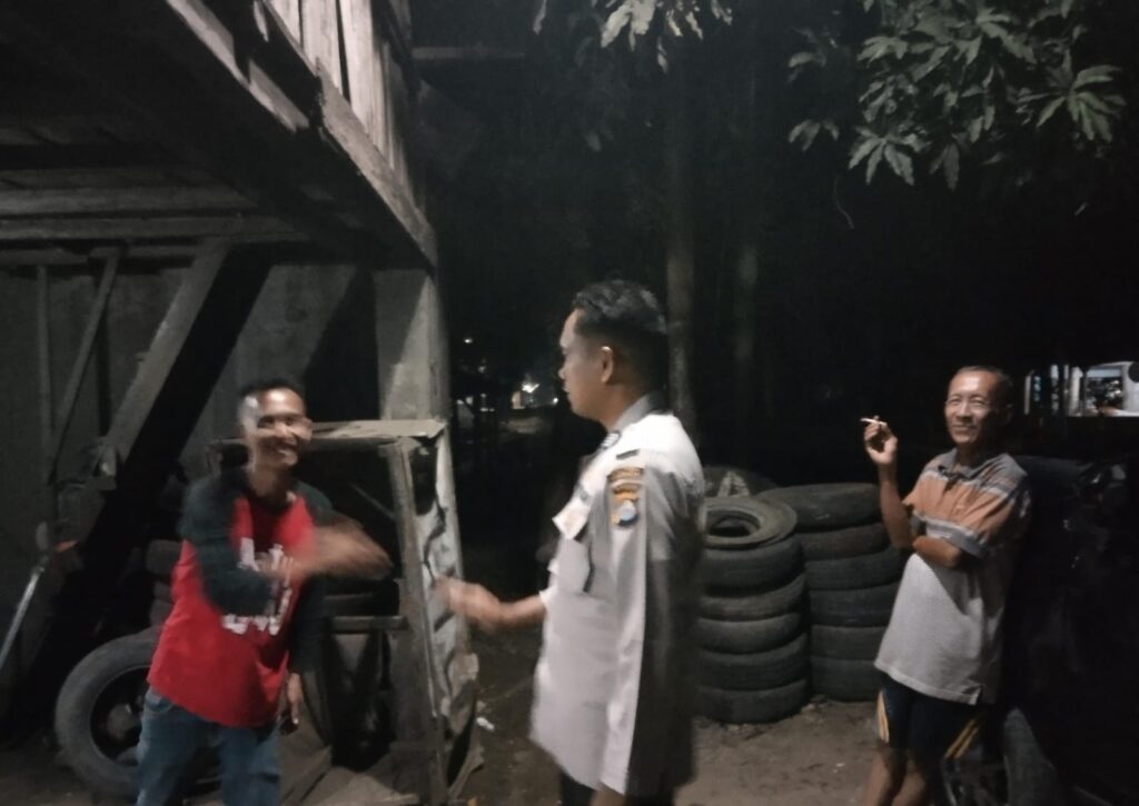 Ciptakan Situasi Kamtibmas Aman Kondusif Poslek Cikedal Patroli Dialogis 9 WhatsApp Image 2024 08 09 at 00.14.35