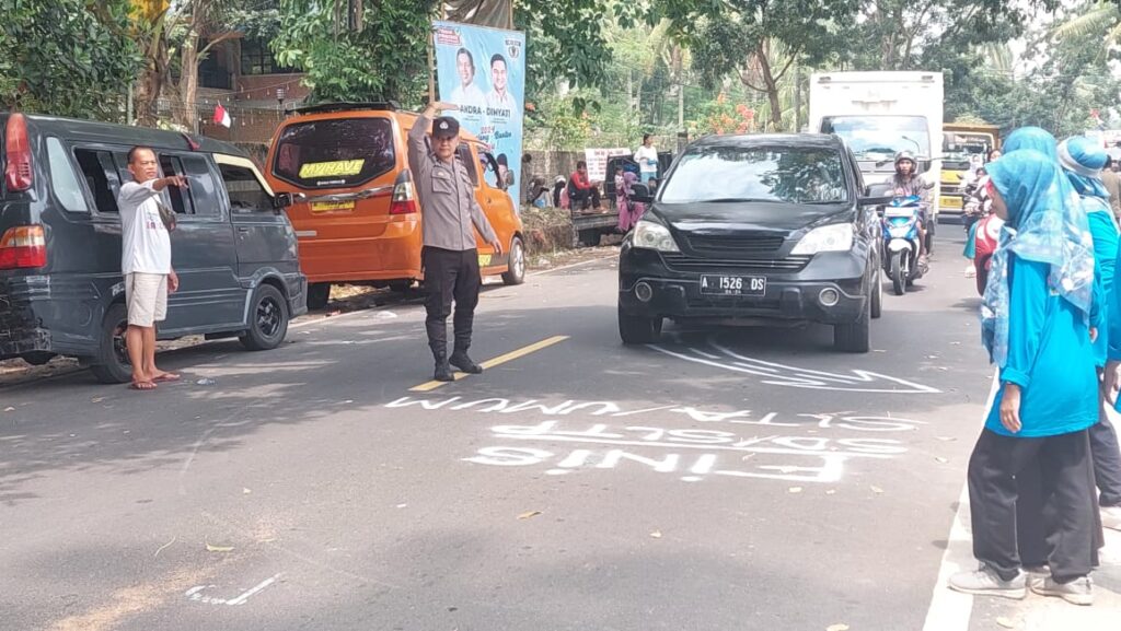 Kanit Sabhara Polsek Carita Bripka Yohan Laksanakan Pengaturan Lalu Lintas di Pusat Keramaian Pantai Carita 10 WhatsApp Image 2024 08 09 at 05.40.48