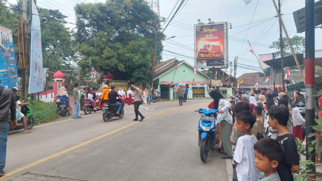 Polsek Carita Lakukan Pengamanan Gerak Jalan HUT RI ke-79 1 WhatsApp Image 2024 08 09 at 05.45.18