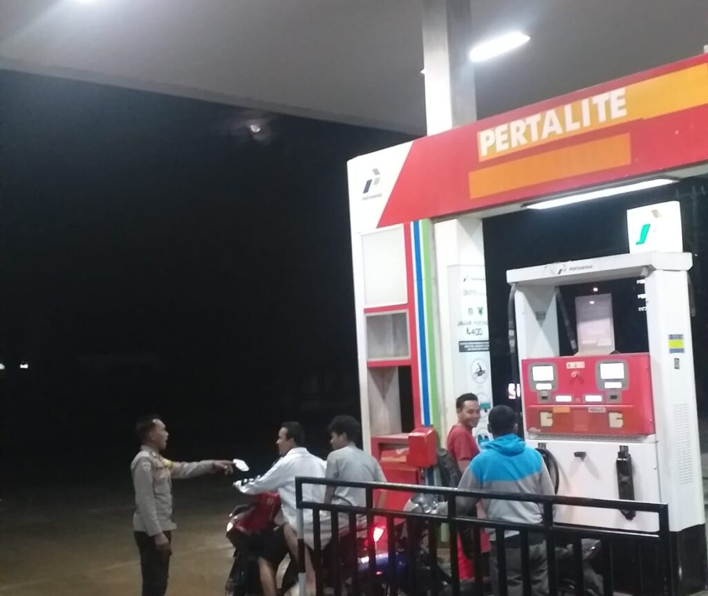 Polsek Carita Laksanakan Patroli Malam di SPBU untuk Antisipasi Gangguan Kamtibmas 2 WhatsApp Image 2024 08 09 at 05.48.39