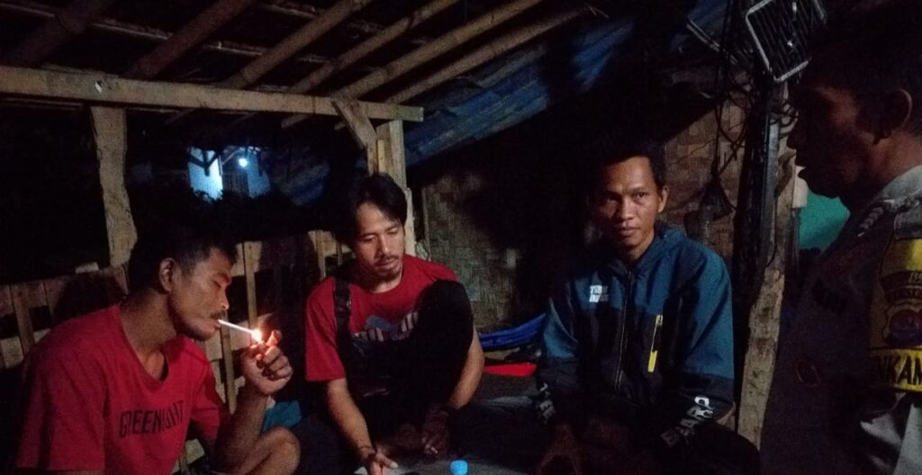 Personil Polsek Carita Bripka Yudi Datangi Pos Ronda untuk Berikan Himbauan Waspada Lingkungan 4 WhatsApp Image 2024 08 09 at 05.52.47