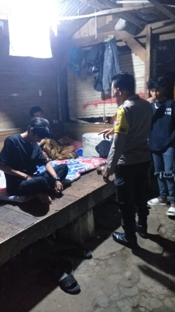 Polsek Carita Himbau Pemuda Jauhi Kegiatan Merugikan pada Malam Hari 5 WhatsApp Image 2024 08 09 at 05.55.08
