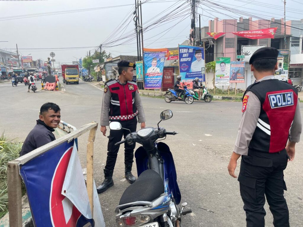 Sat Samapta Polres Pandeglang Laksanakan Gatur di Cigadung Ciptakan Kamseltibcar Lantas 1 WhatsApp Image 2024 08 09 at 16.38.23