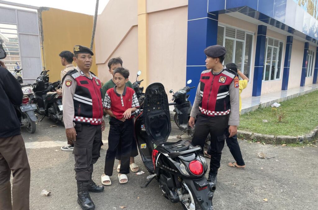 Sat Samapta Polres Pandeglang Laksanakan Patroli di Stadion Badak, Himbau Remaja Tertib Berkendara 10 WhatsApp Image 2024 08 09 at 16.38.24 1