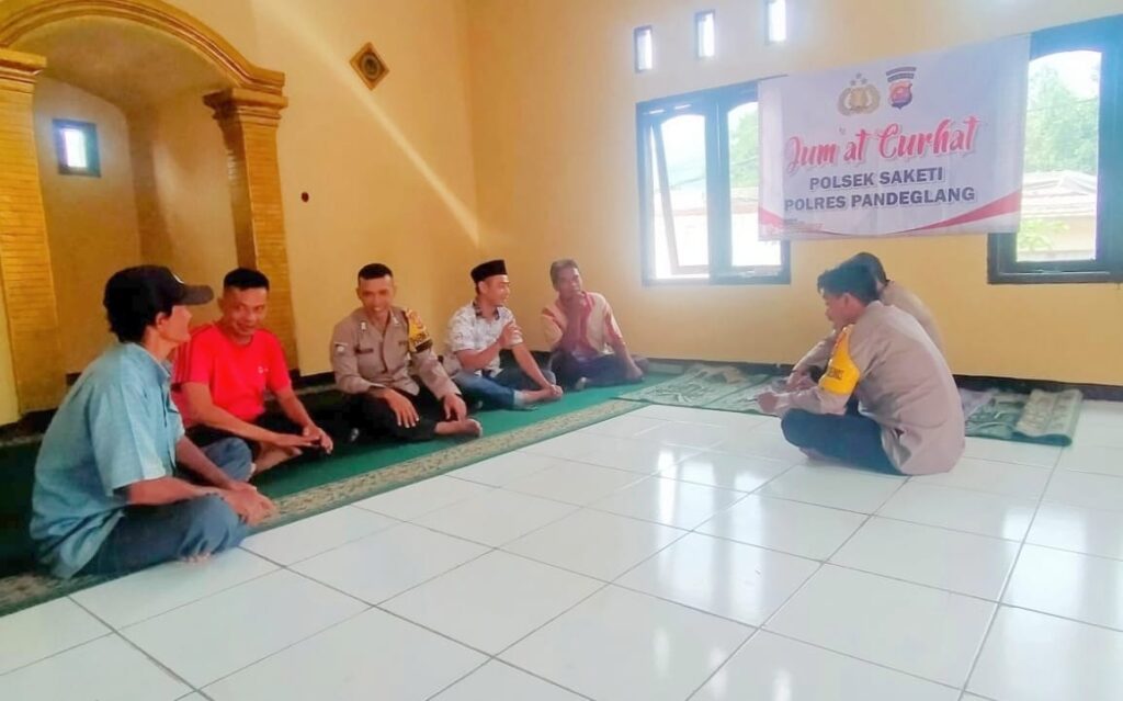 Polsek Saketi Jalin Silaturahmi Bersama Masyarakat Desa Binaan dengan Menggelar Jumat Curhat 2 WhatsApp Image 2024 08 09 at 23.20.17