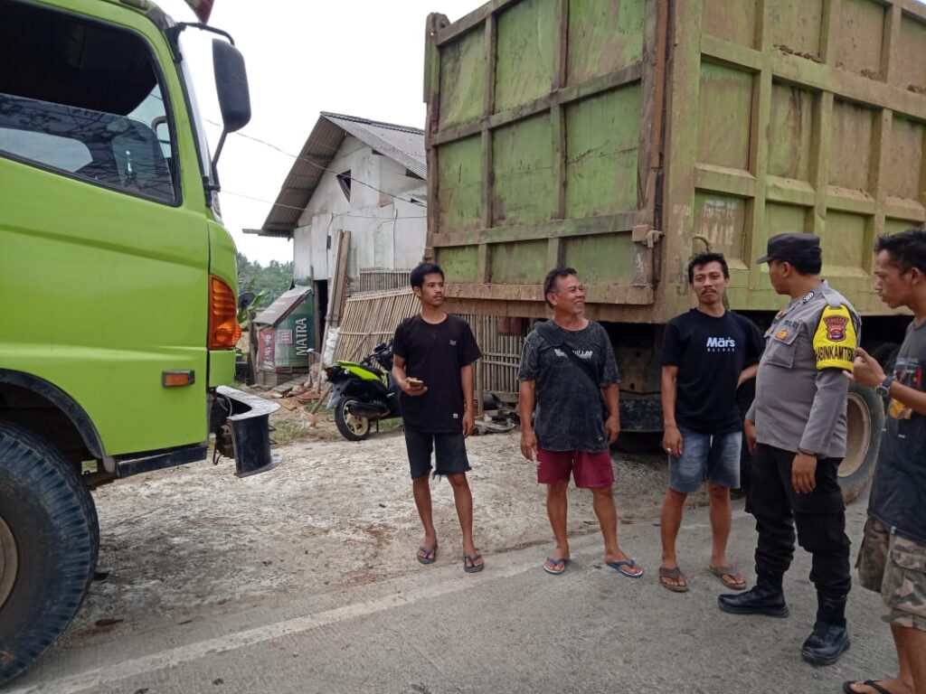 Personil Polsek Panimbang Himbau Para Supir untuk Tidak Parkir Sembarangan di jalan Raya 3 WhatsApp Image 2024 08 09 at 23.20.26
