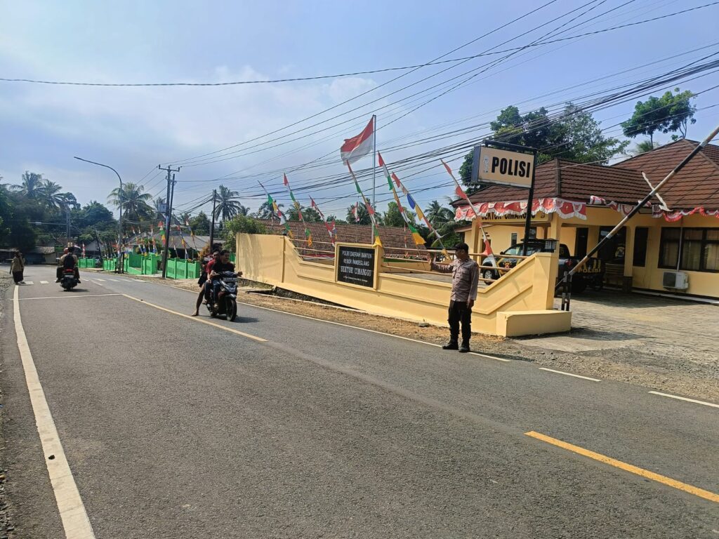 Demi Kelancaran dan Kenyamanan Pengguna Jalan Raya, Polsek Cimanggu Rutin Laksanakan Gatur 6 WhatsApp Image 2024 08 09 at 23.21.11