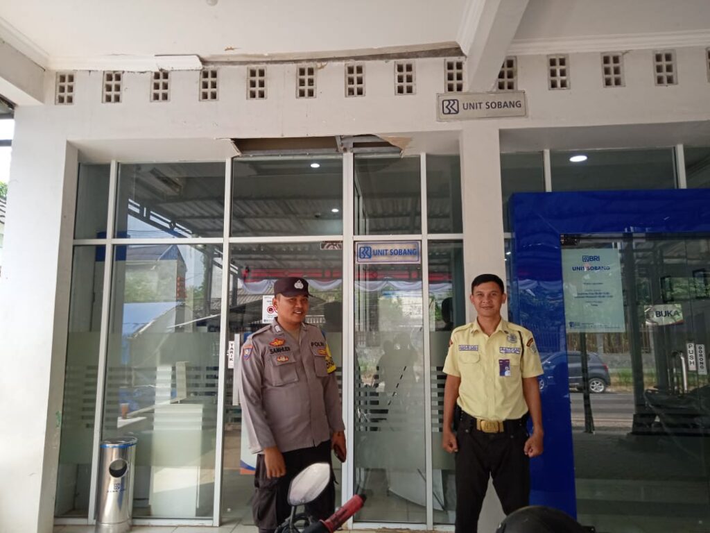 Himbauan Personil Polsek Panimbang kepada Petugas Security Bank BRI 1 WhatsApp Image 2024 08 09 at 23.21.52