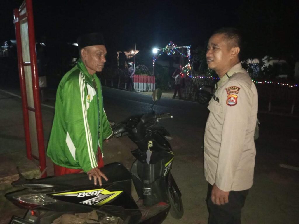 Petugas Piket Polsek Cimanggu Bripka Andri Sunarya Sambangi Gojek di Desa Cimanggu 2 WhatsApp Image 2024 08 09 at 23.22.04