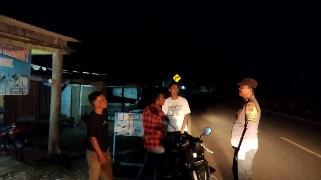 Antisipasi Balapan Liar, Bhabinkamtibmas Polsek Cimanggu Brigadir Maman Sambangi Remaja 4 WhatsApp Image 2024 08 09 at 23.22.36