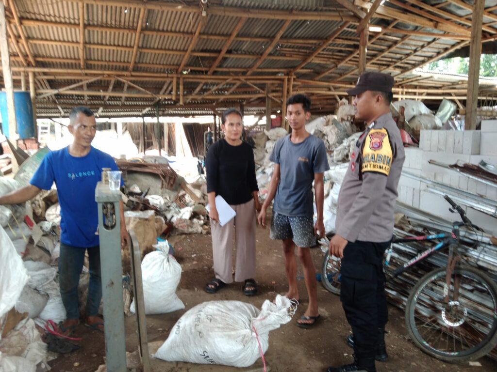 Bhabinkamtibmas Polsek Cimanggu Brigadir Maman Sambangi Pemilik Usaha Rongsokan 6 WhatsApp Image 2024 08 09 at 23.25.16