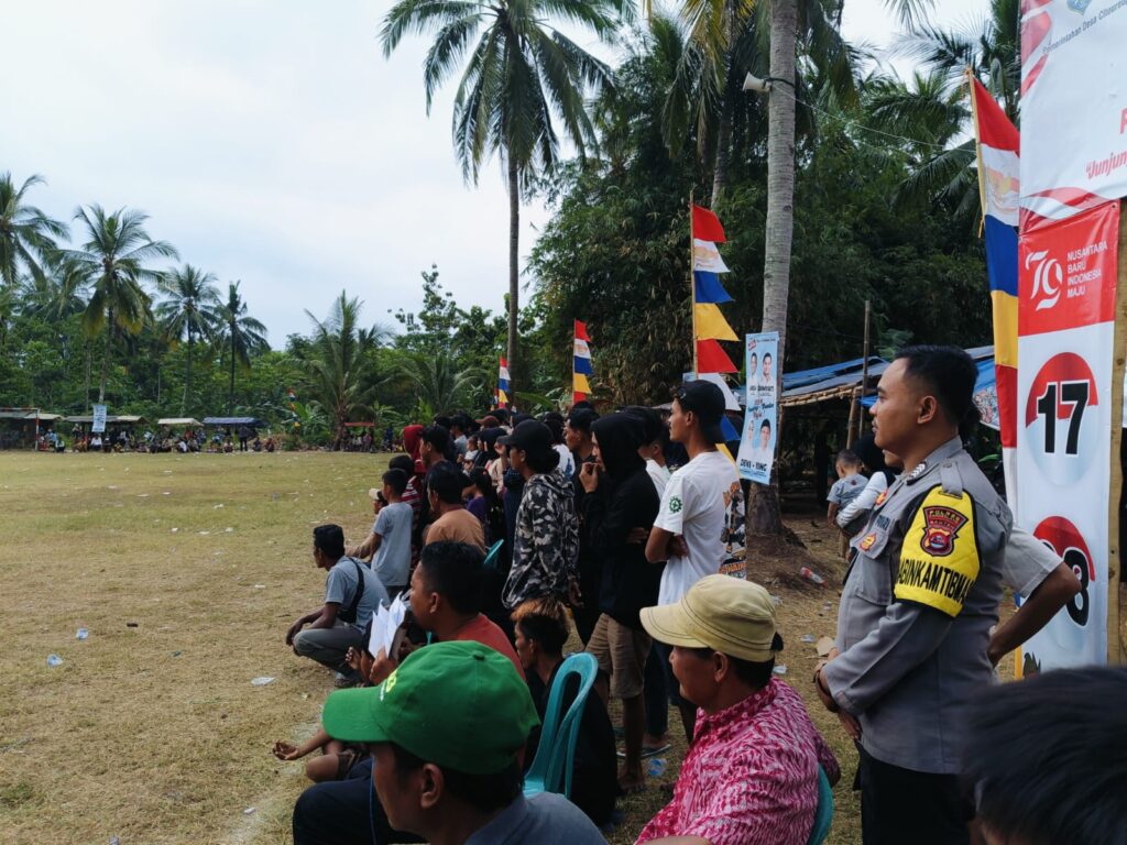 Polsek Panimbang Lakukan Pengamanan Sepak Bola dalam Rangka HUT RI ke-79 di Desa Citeureup 8 WhatsApp Image 2024 08 09 at 23.33.31