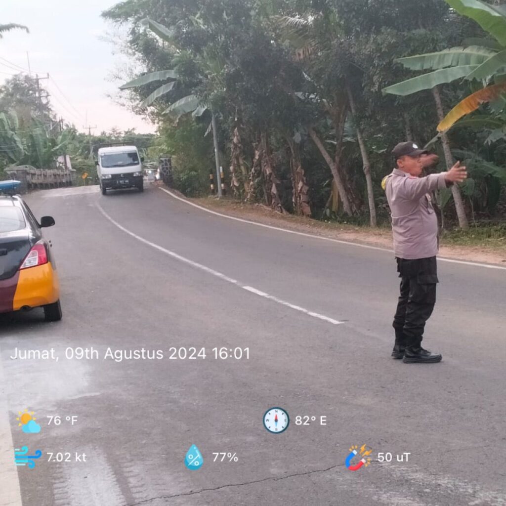 Polsek Panimbang Rutin Laksanakan Pengaturan Lalu Lintas Pagi dan Sore di Wilayah Panimbang 9 WhatsApp Image 2024 08 09 at 23.39.16