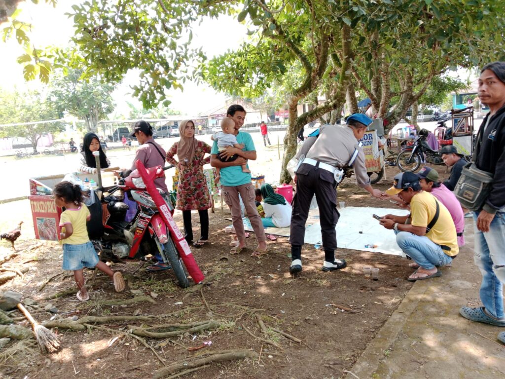 Bhabinkamtibmas Polsek Cikedal Menggelar DDS (Door To Door System) Kepada Warga Binaan 1 WhatsApp Image 2024 08 10 at 02.19.17
