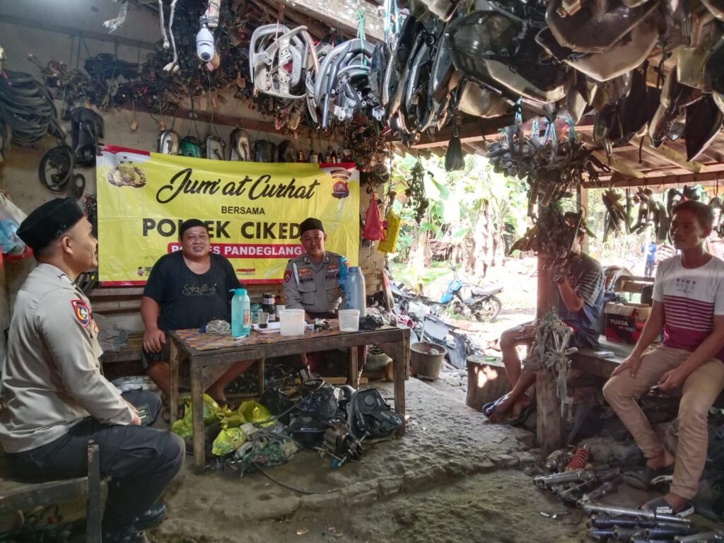 Polsek Cikedal Lakukan Silaturahmi Dengan Jumat Curhat 2 WhatsApp Image 2024 08 10 at 02.19.29