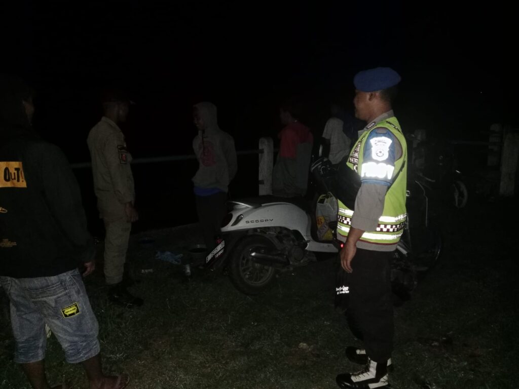 Ciptakan Kamtibmas Yang Aman Kondusif Polsek Cikedal Patroli Malam 3 WhatsApp Image 2024 08 10 at 02.20.39