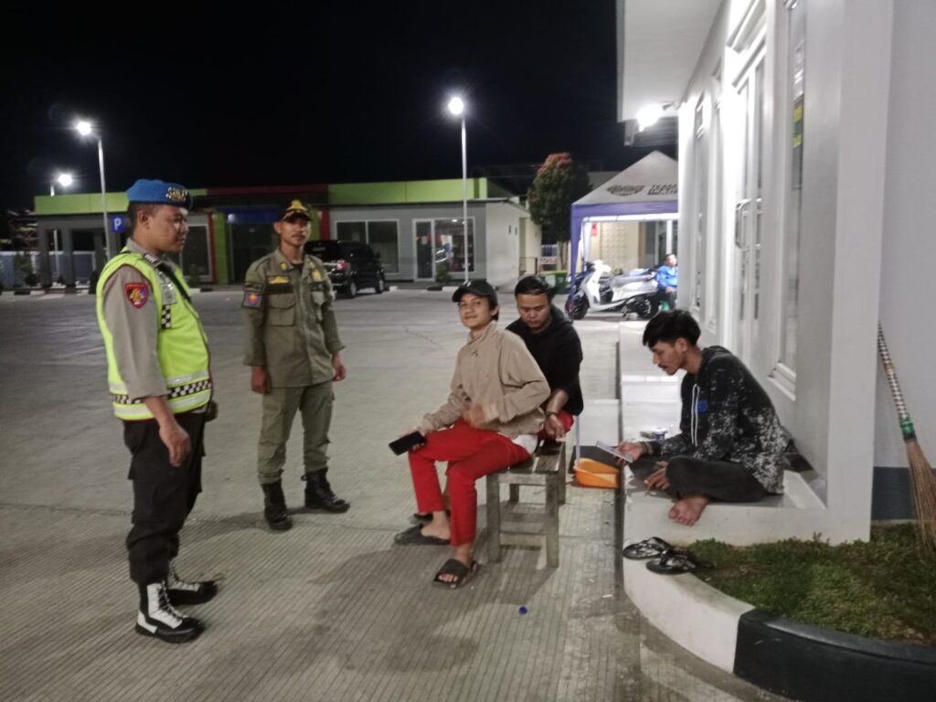 Polsek Cikedal Sambangi Remaja Nongkrong, Antisipasi Kenakalan Remaja 5 WhatsApp Image 2024 08 10 at 02.21.10