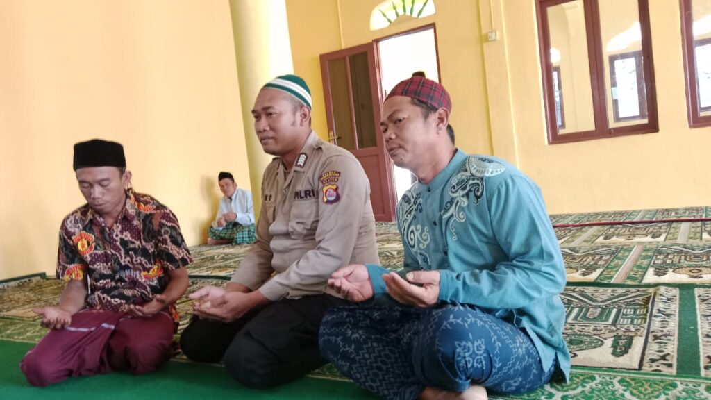 Kanit Binmas Polsek Carita Hadiri Pengajian di Masjid Al-Barokah 7 WhatsApp Image 2024 08 10 at 06.04.35