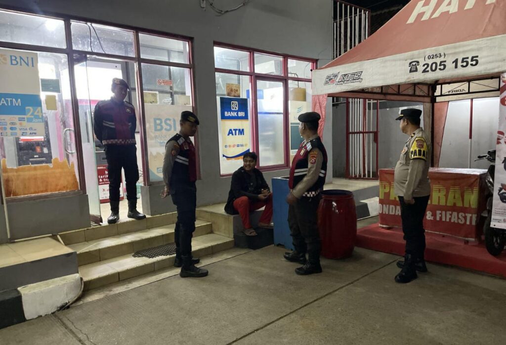 Sat Samapta Polres Pandeglang Gelar Kegiatan Dialogis di SPBU Cigadung 2 WhatsApp Image 2024 08 10 at 06.07.25