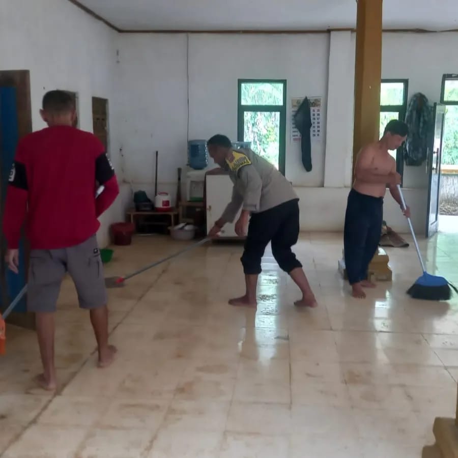 Personil Polsek Carita Bripka Sri Eka Laksanakan Bakti Sosial di Masjid Al-Kautsar 8 WhatsApp Image 2024 08 10 at 06.07.38