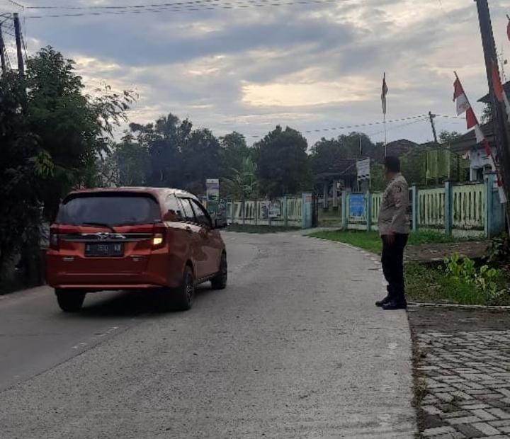 Berikan Pelayanan Kepada Masyarakat, Anggota Piket Polsek Angsana Polres Pandeglang Laksanakan Strongpoint Sore 9 WhatsApp Image 2024 08 10 at 06.07.43