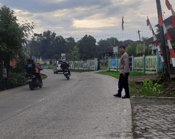 Wujudkan Keamanan Berlalulintas, Anggota Piket Polsek Angsana Polres Pandeglang Laksanakan Strongpoint di Jl Raya Munjul-AngsanA 10 WhatsApp Image 2024 08 10 at 06.07.54