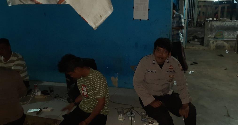 Anggota Piket Polsek Angsana Polres Pandeglang Laksanakan Patroli Dialogis Sasar Pertokoan dan Waralaba 3 WhatsApp Image 2024 08 10 at 06.08.31