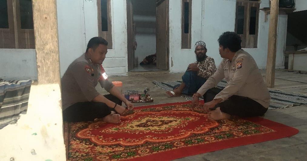 Anggota Polsek Angsana Laksanakan Patroli Dialogis di Desa Angsana 8 WhatsApp Image 2024 08 10 at 06.09.18