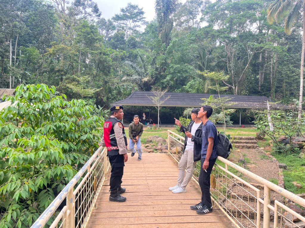 Sat Samapta Polres Pandeglang Gelar Patroli Dialogis di Wisata Curug Goong 10 WhatsApp Image 2024 08 10 at 17.19.56